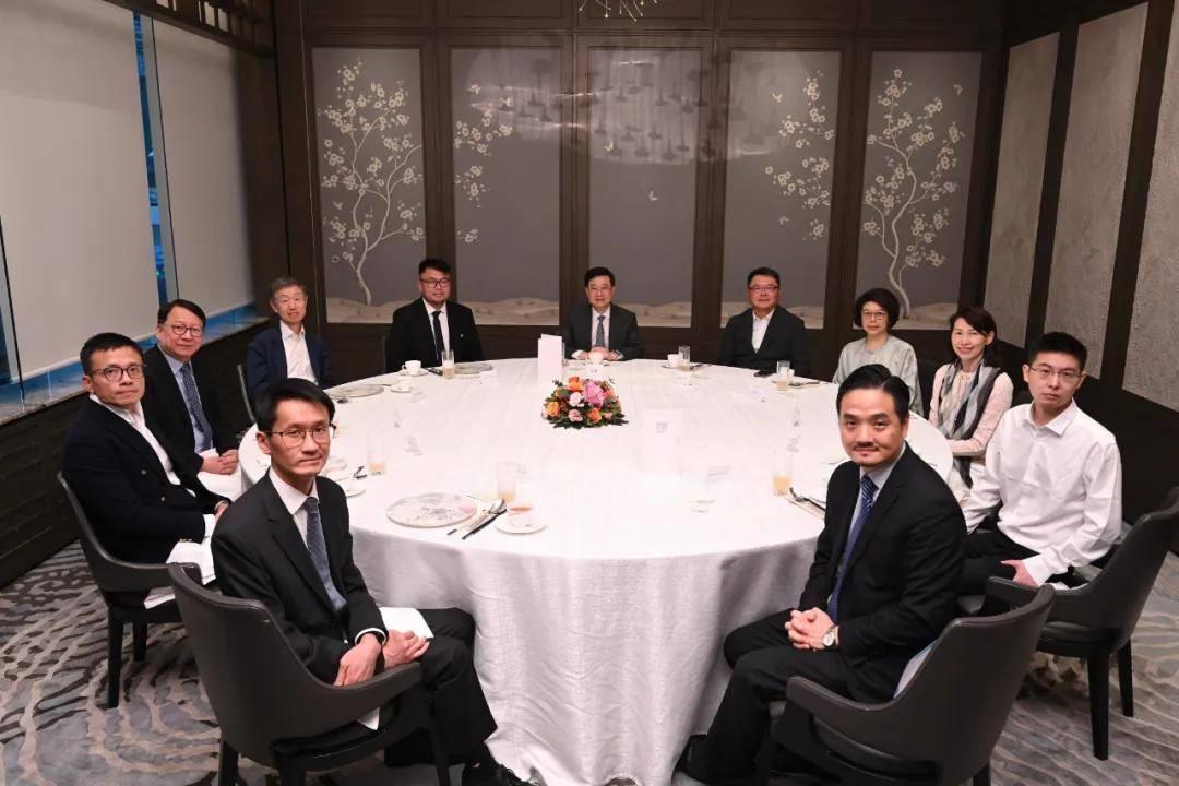 強(qiáng)腦科技韓璧丞與李家超特首會(huì)面，參加中國(guó)香港特首顧問(wèn)團(tuán)會(huì)議