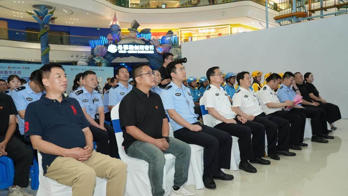 “警熊小智”亮相，趣味拼圖普法！雅迪與無錫公安玩轉(zhuǎn)安全騎行新宣教